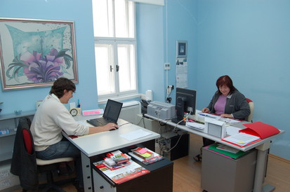 Prostovoljca v pisarni